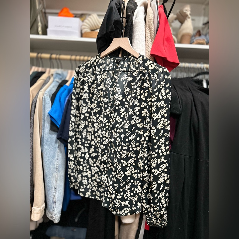 Banana Republic Navy and Cream Floral Blouse, Size medium